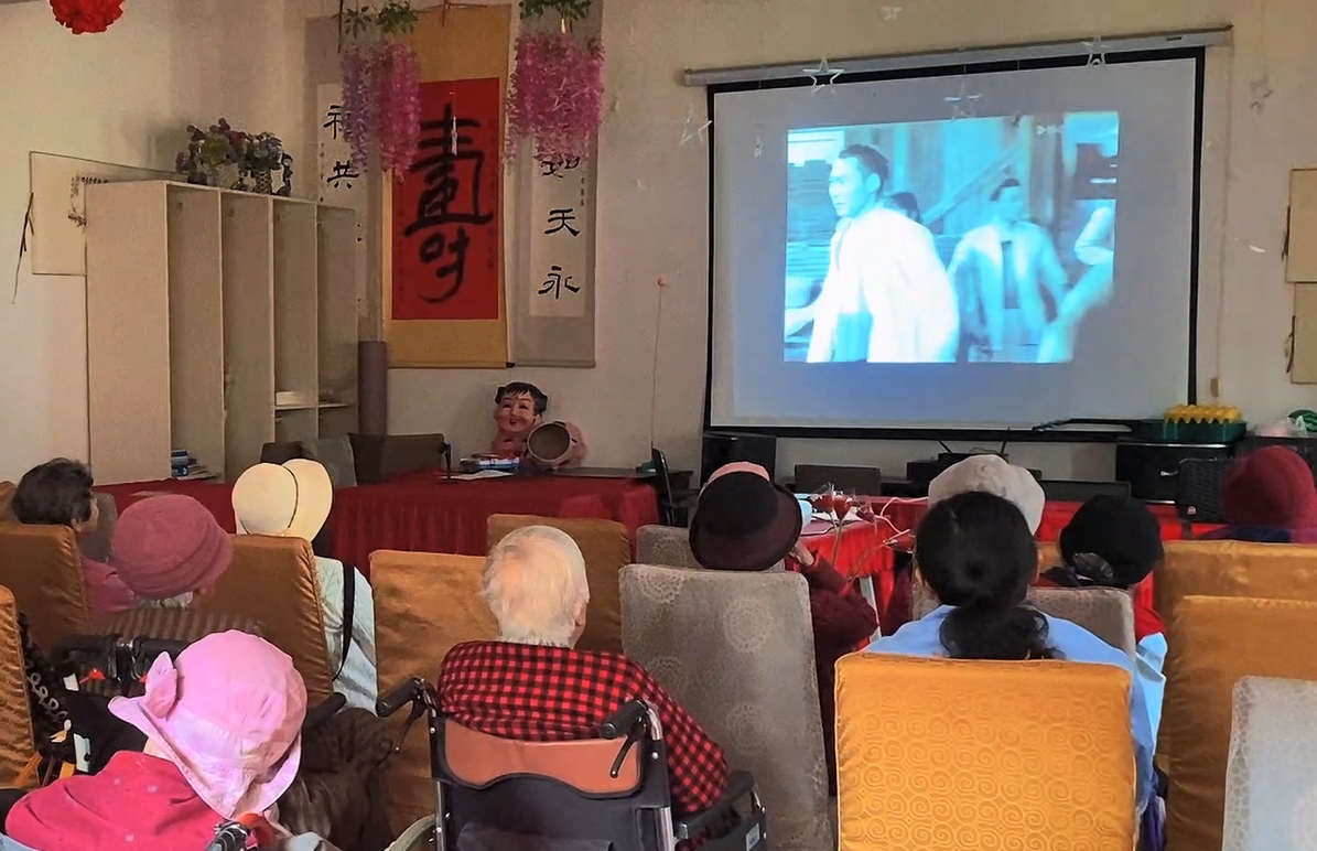 养老院举办怀旧电影放映会,丰富老年人精神文化生活